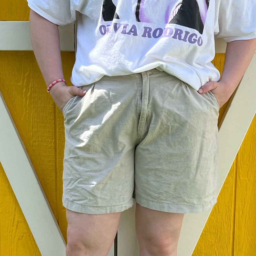Vintage 90s pale khaki tan pleated front shorts